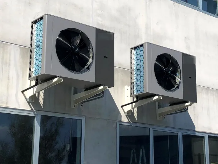 Unidades exteriores de aerotermia industrial en la fachada de una nave