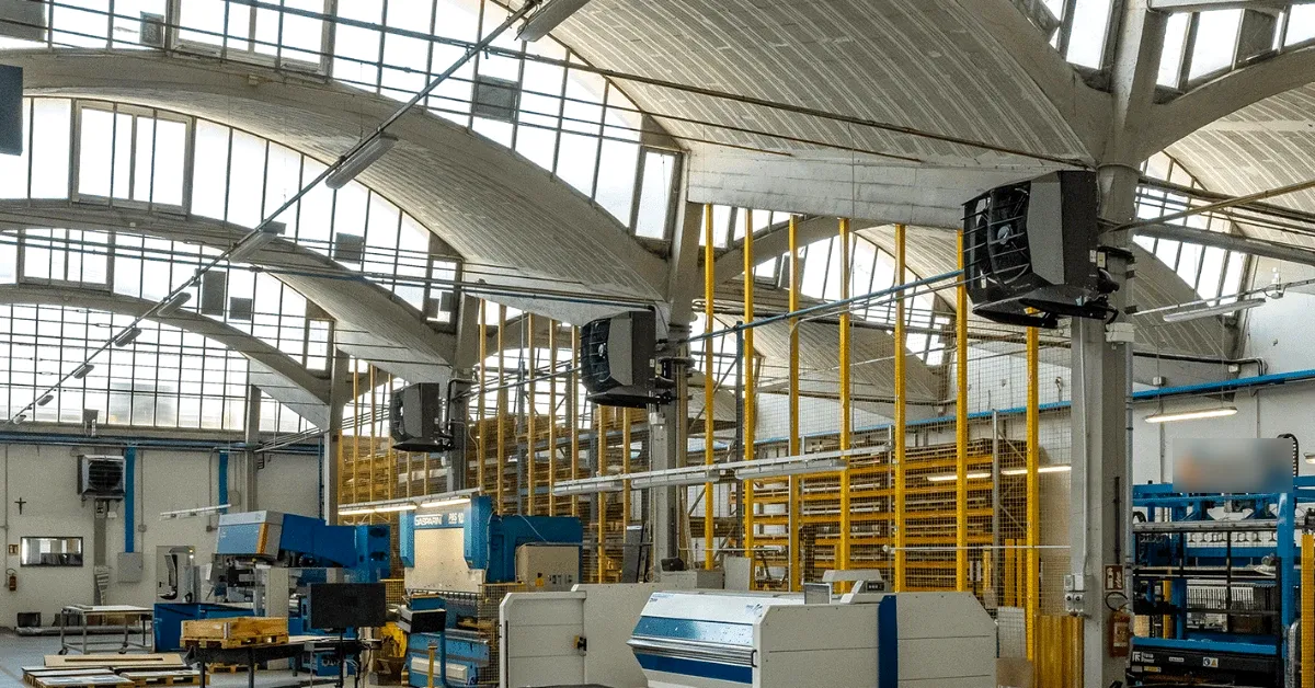 Aerotermos industriales en una nave de fabricación