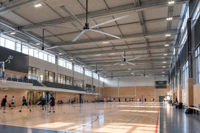 Ventiladores HVLS en un pabellón polideportivo