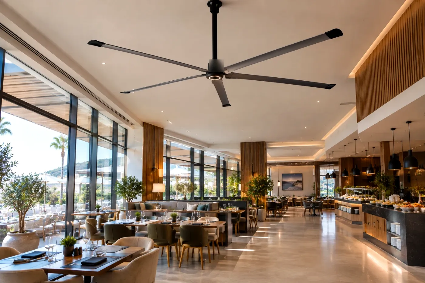 Ventilador HVLS en el comedor de un hotel con bufé y terraza
