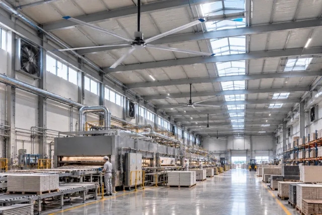 Ventiladores HVLS y extractores de pared en una nave de fabricación